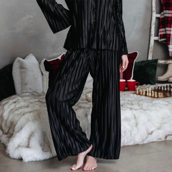 Vici Pants - VICI Hey Honey Plisse Wide Leg Pants Black Small xs